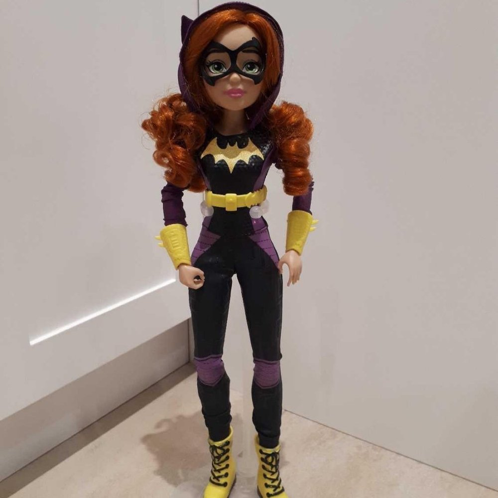 DC SUPERHERO BATGIRL 18" DOLL WITH STAND IN GREAT CONDITION!
